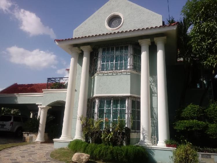 VENTA CASA CON PISCINA EN LAS CARMELITAS